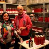 �Abbiamo curato da soli tutte le operazioni necessarie allo scopo - racconta Marilisa (nella foto a sinistra, accanto a Manlio -. I pomodori sono stati coltivati a Conversano coinvolgendo alcuni baresi e immigrati in difficolt� economiche�